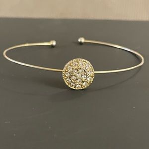 Wire bracelet with crystal plate